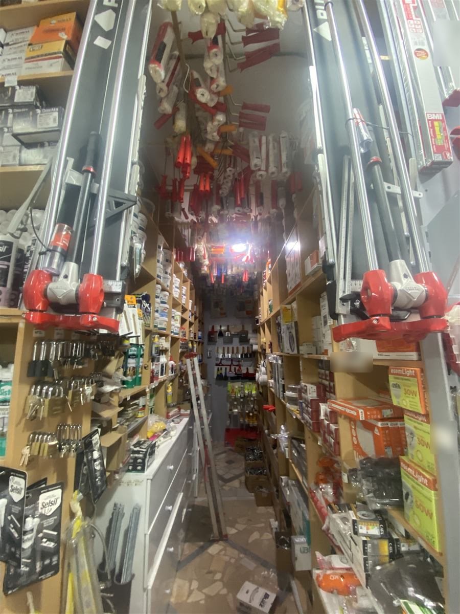 Temsa Yapı Market içinde boya ve hırdavat reyonu: rulolar, fırçalar, kilitler ve silikon tabancaları